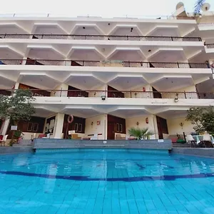 Rezeiky & Camp Luxor